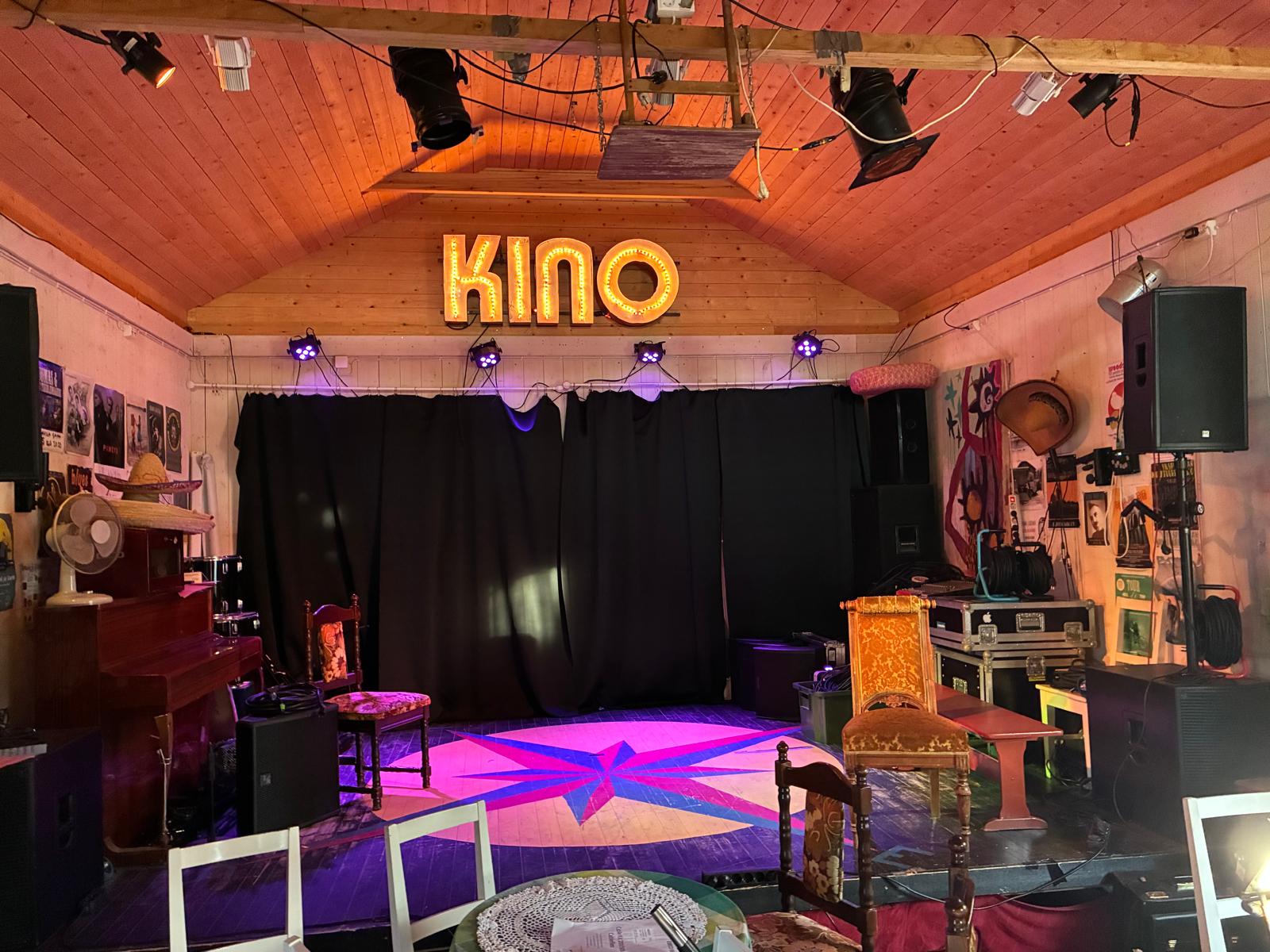 Sahan esiintymislava ja Kino-kyltti